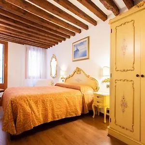 ca-pinelli.hotelinveneto.com/